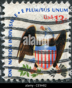 USA - VERS 1975: Un timbre imprimé aux Etats-Unis, montre un aigle à tête blanche avec un timbre de bouclier, vers 1975 Banque D'Images