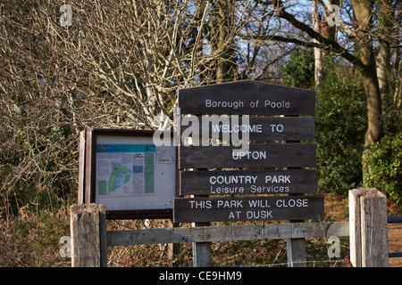 Quartier de Poole Bienvenue à Upton Country Park Leisure Services ce parc sera fermé au crépuscule à Upton, Poole, Dorset UK en janvier Banque D'Images