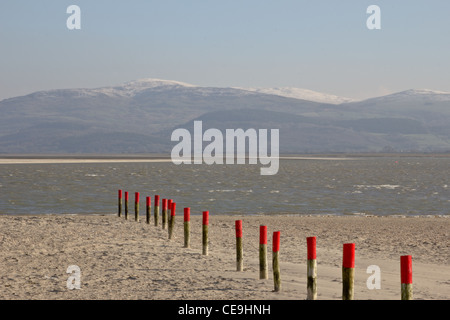 Dyfi estuaire à marée basse avec un plafond rouge et enjeux d'avertissement sur une montagne Banque D'Images