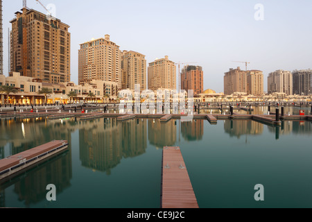 Les bâtiments résidentiels et Marina vide au Pearl à Doha, Qatar Banque D'Images