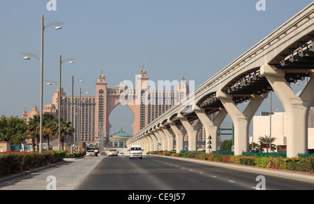 Route vers l'Hôtel Atlantis sur Palm Jumeirah, Dubaï Banque D'Images