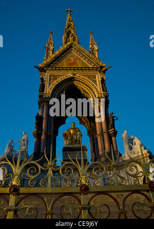 La reine Victoria, le Prince Albert Memorial dans Kensington Gardens, London, UK Banque D'Images