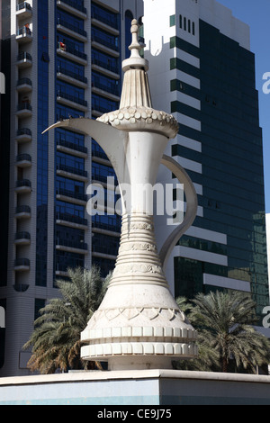Pot de café arabe Monument à Abu Dhabi, Émirats Arabes Unis Banque D'Images