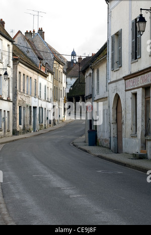 La rue principale d'un petit village dans la France rurale Banque D'Images