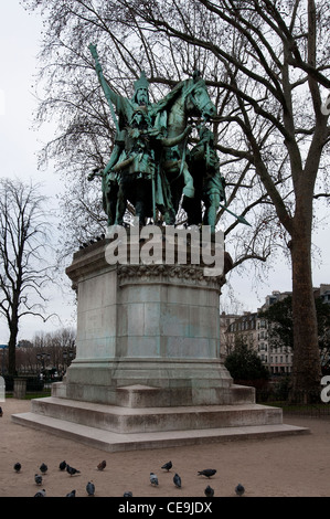 La statue de Charlemagne sur le parvis de la basilique Notre-Dame à Paris Banque D'Images