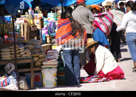 CUSCO, PÉROU - 19 AOÛT 24 - Quechua femmes indiennes négocier et vendre des légumes dans le marché de Pisac le Août 24, 2008, près de Cusco au Pérou Banque D'Images