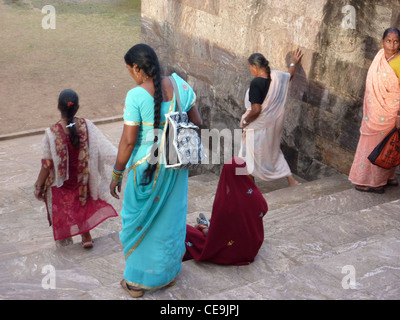 PURI, INDE - NOV 18 - les touristes indiens explorer Konarak Temple, le Nov 18, 2009 à Puri, Inde Banque D'Images