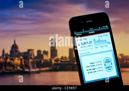 Écran iPhone FTSE affichant 2012 jours de bourse en direct sur FTSE 100 London stock Markets avec City of London et River Thames en arrière-plan Londres Royaume-Uni Banque D'Images