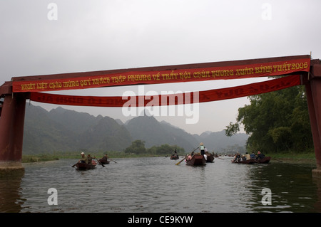 Bateaux chargés de pèlerins sont ramé jusqu'à la rivière Yen sur leur chemin vers la Pagode des parfums, le Vietnam est le plus important site bouddhiste. Banque D'Images