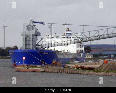 Pierres vraquier s'acquitte de matériaux de construction dans le port de Bremerhaven Banque D'Images