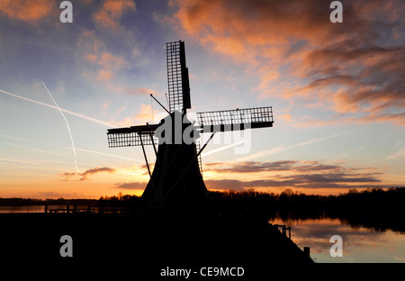 Silhouette de moulin à vent hollandais sur sky pendant le coucher du soleil Banque D'Images