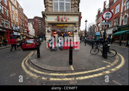 Eds diner ancien Crompton Street Soho Londres. Voew grand angle montrant les lignes jaunes et mobilier urbain Banque D'Images