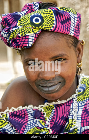 Jeune fille à Djenné, au Mali. Banque D'Images