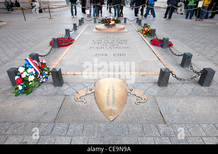 Soldat Inconnu français monument place sous l'Arc de Triomphe à Paris Banque D'Images