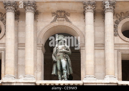 La statue de Napoléon Bonaparte dans l''musee' de l'Armée aux Invalides à Paris. Banque D'Images