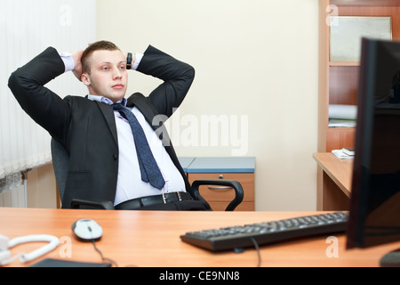 Portrait of Caucasian business décontracté homme assis à son bureau et penser à quelque chose Banque D'Images