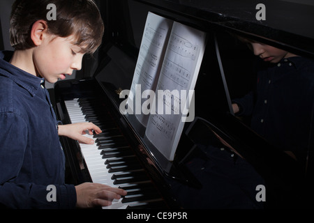 Boy,10 ans,joue du piano à la maison Banque D'Images