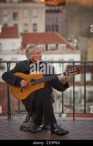 Vieil homme jouant de la musique dans l''Alfama, Lisbonne, Portugal Banque D'Images