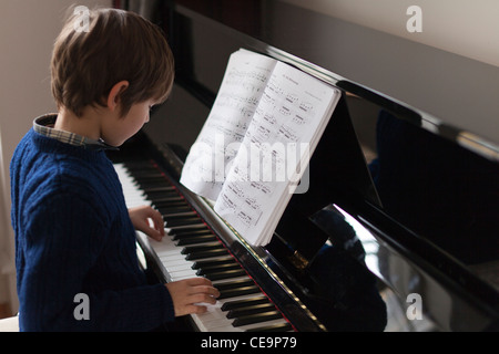 Boy,10 ans,joue du piano à la maison Banque D'Images