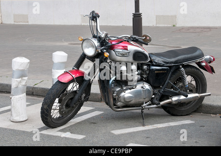 Une vieille Triumph motorcycle parking Banque D'Images