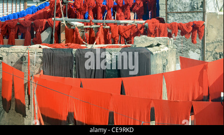 Séchage en tissu sur le toit de la souk des teinturiers, Marrakech Banque D'Images