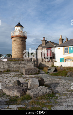 Le phare dans le petit port du village de Portpatrick à Dumfries and Galloway sur la côte de l'Écosse. Banque D'Images