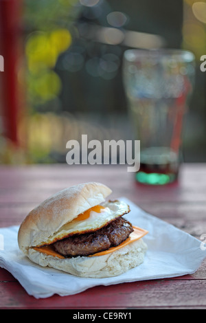 Burger de manger dans la rue Banque D'Images