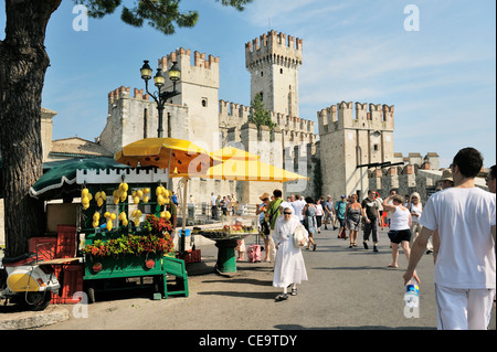 Sirmione sur le lac de Garde, Lombardie, Italie. Vieille ville et du centre touristique. Le 13 C. Château Scaliger Banque D'Images