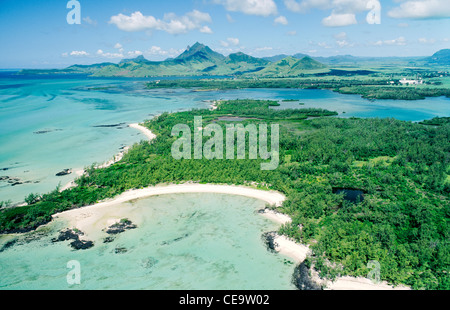 SW plus de plages de l'Île aux Cerfs, Beau Rivage, en direction de Mt. Bambou et Lion Mt. dans Domaine du Chasseur, côte est de l'île Maurice Banque D'Images