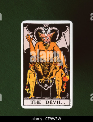 Le Diable (XV) quinzième atout Tarot avis sur table à cartes, Angleterre, Royaume-Uni Banque D'Images