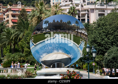 L'Anish Kapoor Sky rétroviseurs en place du casino de Monte Carlo à Monaco. Dans le miroir reflète Casino Banque D'Images