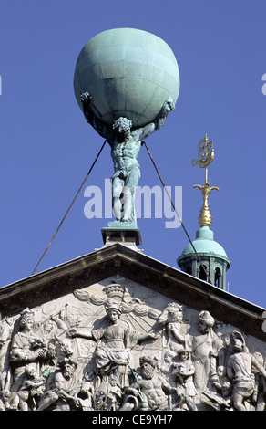 Dans le bleu de l'Atlas. Artus Quellinus, Sculpture Classique du Palais Royal. Amsterdam, Hollande. Banque D'Images