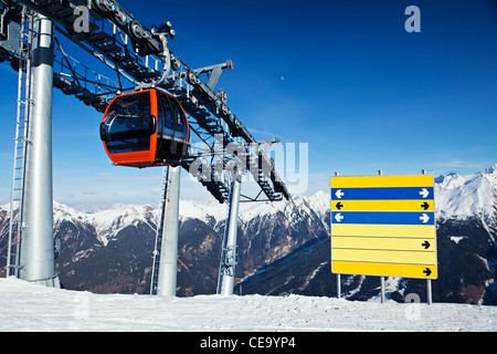 Télécabine rouge et blanc du panneau d'orientation en montagne ski resort Banque D'Images