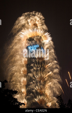 Taipei 101 Fireworks pour les célébrations du Nouvel An 2012 Banque D'Images