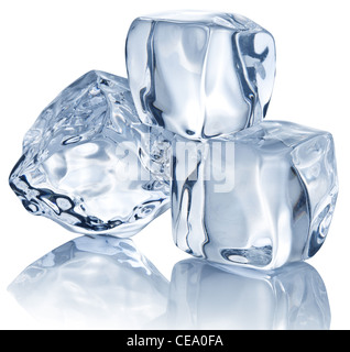 Trois cubes de glace sur fond blanc. Banque D'Images