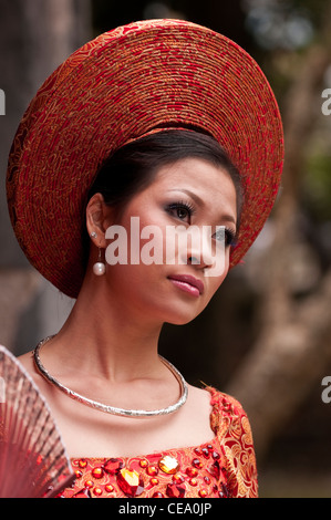 Épouse vietnamienne traditionnelle en robe rouge, Hanoi, Vietnam Banque D'Images