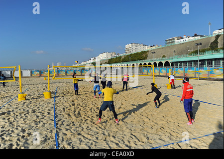 Action sur le beach-volley au Yellowave Center front de mer de Brighton Sussex UK Banque D'Images