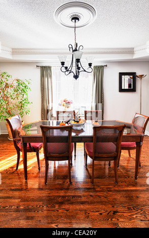 L'intérieur de salle à manger avec table et chaises en bois dans la chambre Banque D'Images