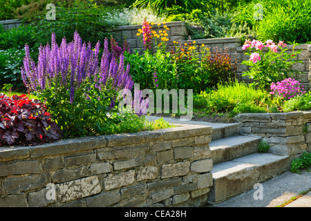 La pierre naturelle dans l'aménagement paysager accueil jardin avec parterres et étapes Banque D'Images
