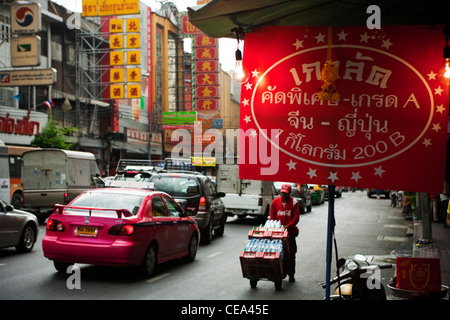 Thanon Charoen Krung, Chinatown, Bangkok, Thaïlande Scène de rue. Banque D'Images