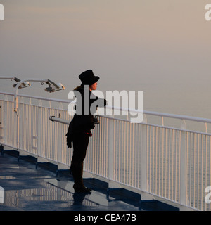 Passager sur le MV Amorique voir le soleil se lever comme les approches Ferry Roscoff, Bretagne, France Banque D'Images