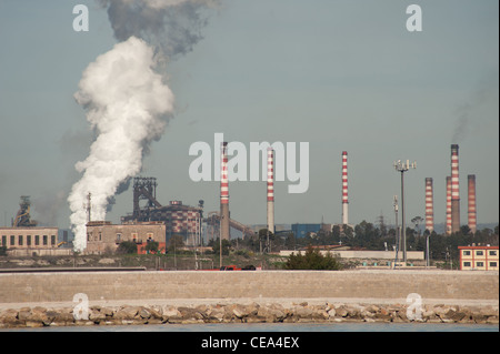 Débit vapeur à partir de maintenant, ILVA ex, ArcelorMittal Steel mill industries dans la région de Tarente, Italie Banque D'Images