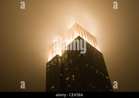 Haut de l'Empire State Building, enveloppée de brouillard. Banque D'Images