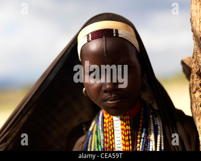 Portrait of Teenage Girl voilée arbore avec colliers en Ethiopie Banque D'Images