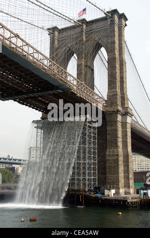 Olafur Eliasson's New York City Cascades, pont de Brooklyn. Banque D'Images