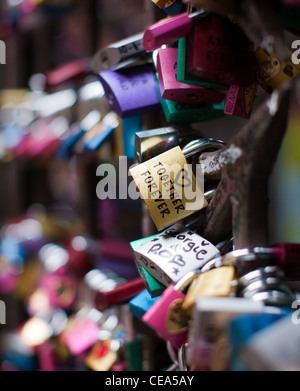 Cadenas d'amour avec "Ensemble pour toujours" écrit sur l'un, dans la cour ci-dessous le balcon de Roméo et Juliette. Vérone, Italie. Banque D'Images