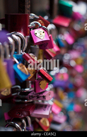 Cadenas d'amour dans la cour sous le balcon de Roméo et Juliette. Vérone, Italie. Banque D'Images