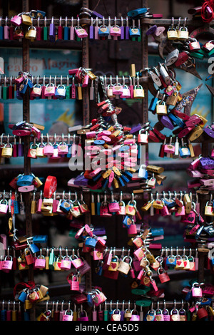 Amour cadenas attachés à une grille de fer dans la cour ci-dessous le balcon de Roméo et Juliette. Vérone, Italie. Banque D'Images