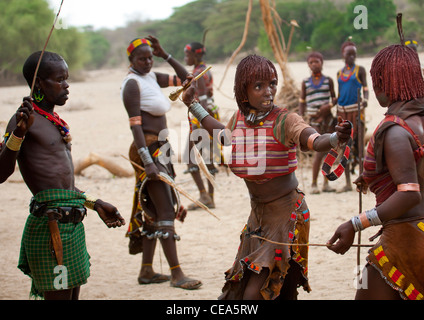 Hamer Woman Getting fouettés par les Whipper pendant la célébration de la cérémonie de l'Éthiopie Bull Jumping Banque D'Images