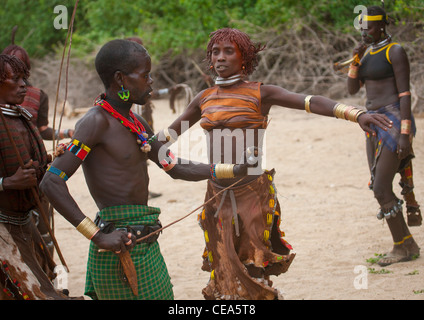 Hamer Woman Getting fouettés par les Whipper pendant la célébration de la cérémonie de l'Éthiopie Bull Jumping Banque D'Images